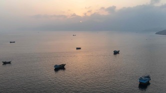 新闻蒸馏器｜中东多线紧张升级，伊朗提出霍尔木兹海峡临时航道方案