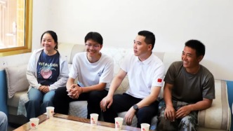 贵州、云南多个县四套班子领导走访慰问清华、北大录取新生