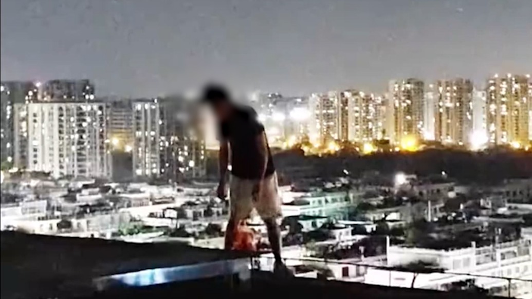 男子欲轻生悬空在15楼,民警巧用手铐“锁住”生机