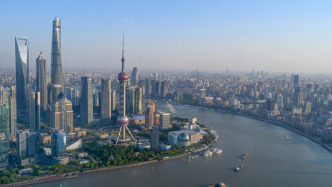 今年上半年，上海经济总量继续保持全国经济中心城市首位度