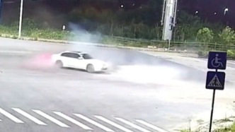 为在同行女性面前“耍帅”，未成年男子驾车在马路上“漂移”被举报