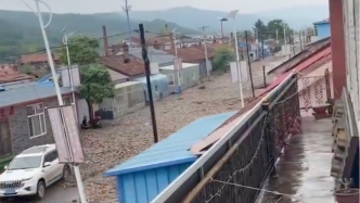 吉林延边遭遇极端短时强降雨，大量菌包菌棒被冲上街头
