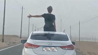 女子坐天窗“兜风”被举报，转头交警收到该车事故警情