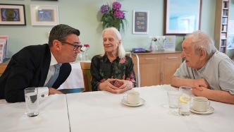 伯纳姆走访养老院，老人“灵魂拷问”：英国又换首相了？