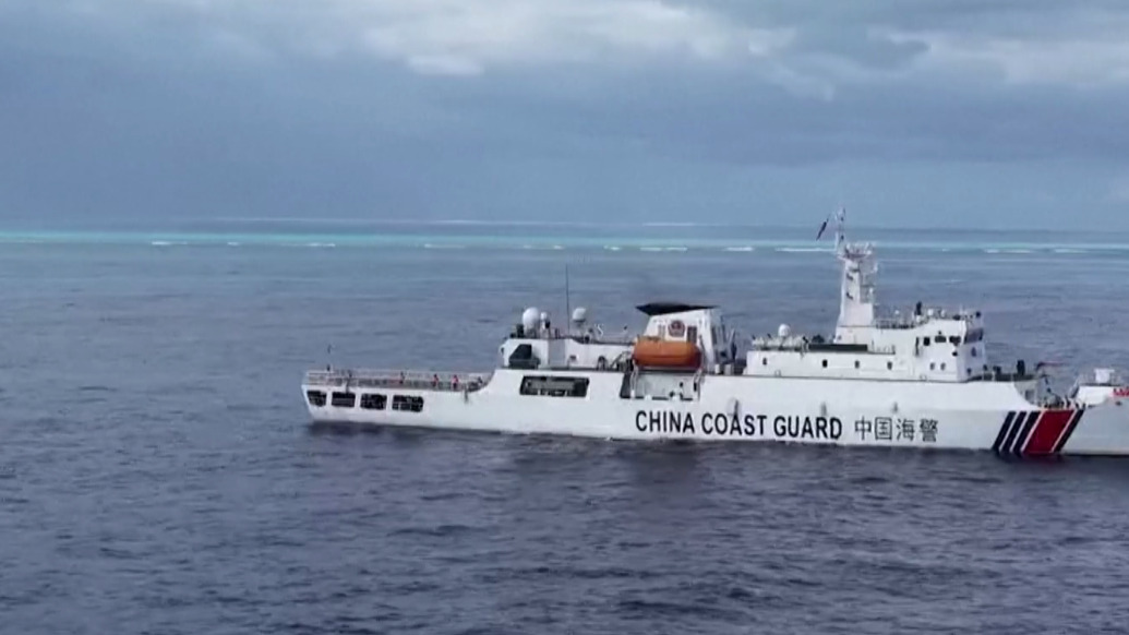 视频丨中国海警实施水炮喷射后，菲律宾公务船掉头逃窜