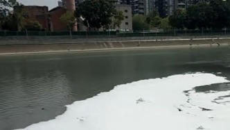 成都高新区通报一河面现大量白色泡沫：污染源为地铁施工工地