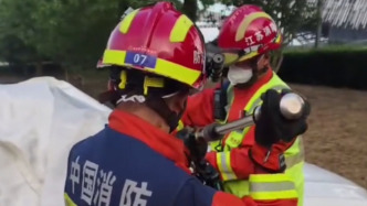 户外超35℃高温幼童被反锁车内，消防紧急破窗救出