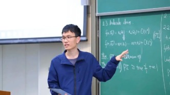 新乡日报长篇通讯介绍菲尔兹奖团队成员，市委书记赋诗点赞