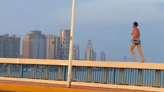 男子穿泳裤在湖北襄阳汉江大桥护栏上跑步，警方：已找到男子，其保证将更换跑步地点