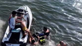 海面托举、摩托艇转运、岸上急救，多方配合救下海中溺水男童