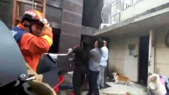 连云港一小区发生火灾母女两人不幸坠楼，相关部门还原救援过程