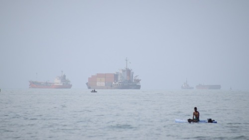 伊朗“波斯湾海峡管理局”宣布霍尔木兹海峡暂停通行
