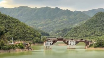 浙江泰顺一廊桥局部陷落：受十级瞬时雷暴大风影响，一人落水后经抢救无效死亡