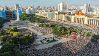 10万人南昌八一广场观看升旗，建军百年将有更多期待