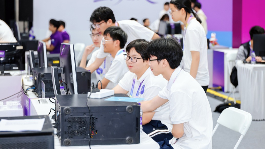 大模型机械臂齐登场，黄浦江畔上演属于青少年的人工智能盛会