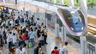 铁路暑运过半 消夏旅游列车激发消费活力