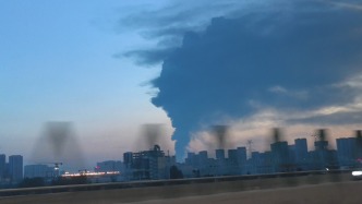 青岛黄岛区一仓库起火，灭火工作正在进行中
