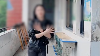音乐老师在校跳舞发抖音被家长投诉，回应“约谈”称会按学校要求来