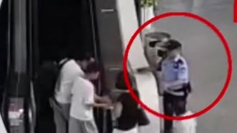 老人乘电扶梯突然后仰摔倒，民警冲刺按下急停键