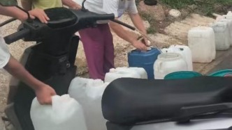 甘肃西和县灯塔村数百村民出现饮水困难：靠背水拉水维持生计，当地称正着手解决