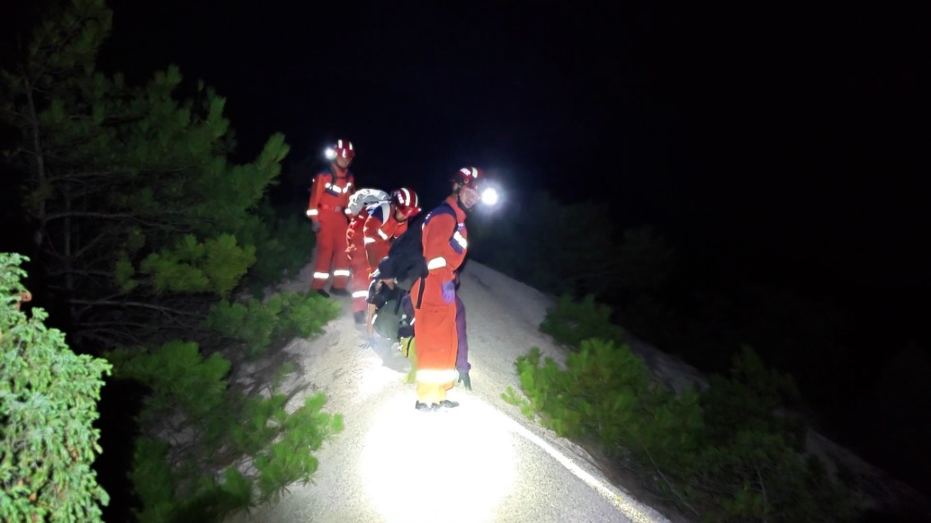 依照户外徒步APP线路进山,两名“驴友”闯入安徽绩溪县未开发区域被困