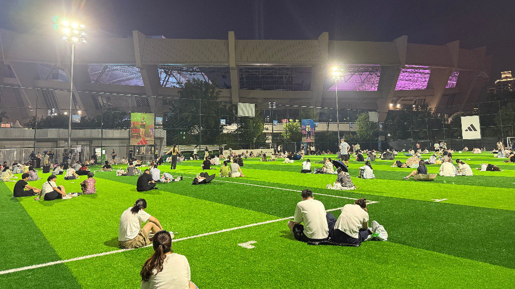 盛夏夜晚“时代少年团”等候区，守候孩子“放学”的爸妈们