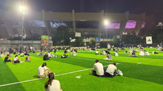 盛夏夜晚“时代少年团”等候区，守候孩子“放学”的爸妈们