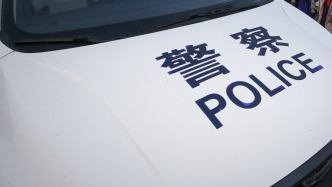 重庆警方通报“男子趴在行驶中轿车引擎盖上”：驾驶者被刑拘