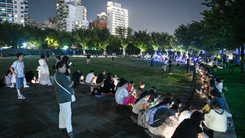 演唱会场馆外的“爆米花”家长:交流、倾听、做不扫兴的爸爸妈妈