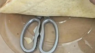 江苏一女子在山姆40元买个披萨，饼底发现一把108元的剪刀