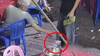 顾客结账时把钱扔地上，服务员弯腰捡起后，找零时将钱以同样方式扔回