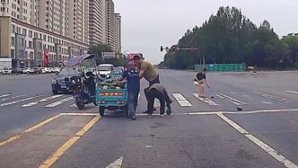 “咱东北都是热心肠”，一车南瓜散落街头，陌生路人接力捡回