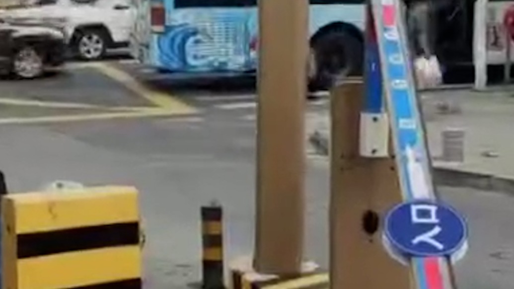 消防凌晨掰折停车杆进小区救火,青岛涉事停车场:辞退当班保安,调整入口设施