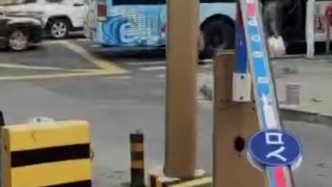 消防凌晨掰折停车杆进小区救火，青岛涉事停车场：辞退当班保安，调整入口设施