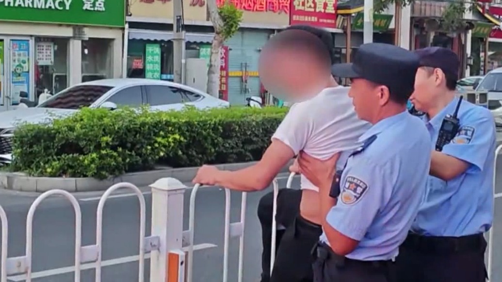 徐州一男子翻越路中间的护栏被卡住,消防用液压钳扩撑栏杆助其脱困