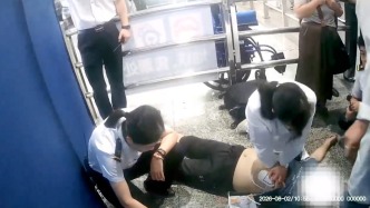 暖侬心丨上海虹桥站一旅客突然倒地，他们跪地施救接力“抢”回一命