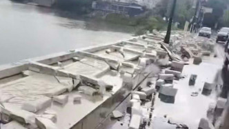 湖北嘉鱼一桥梁栏杆被大风吹倒摔碎，社区称是胶粘的，住建局说当时风大
