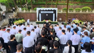 重庆彭水山体崩塌牺牲网格员龚宝冬烈士安葬仪式举行