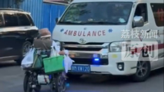 天津一坐轮椅老人堵住救护车，急救中心：未接到投诉，正调查