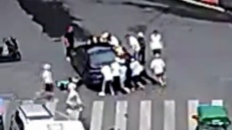 男子遭遇车祸被卷入车底，贵州毕节一众 “抬车侠” 火速集结救人