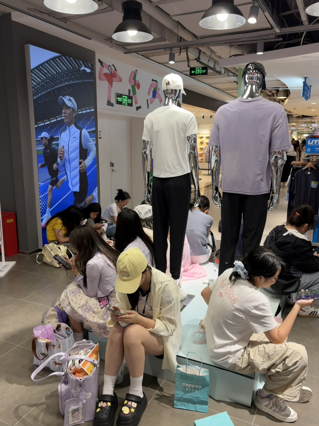 拼房、捞搭子、看直播:时团演唱会场外的另一种“在场”
