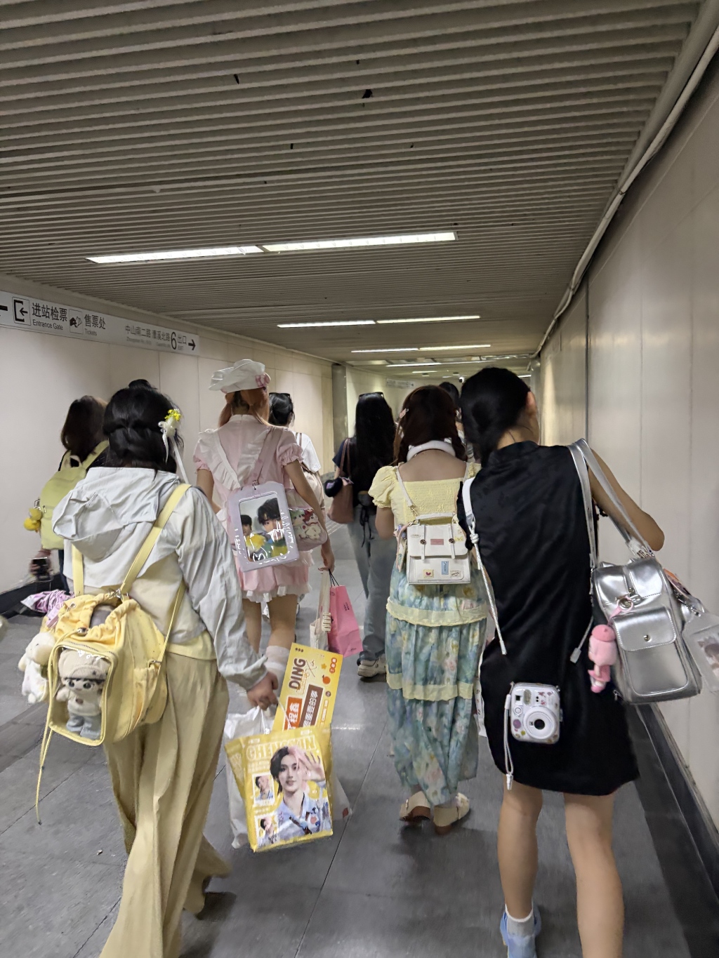 拼房、捞搭子、看直播:时团演唱会场外的另一种“在场”