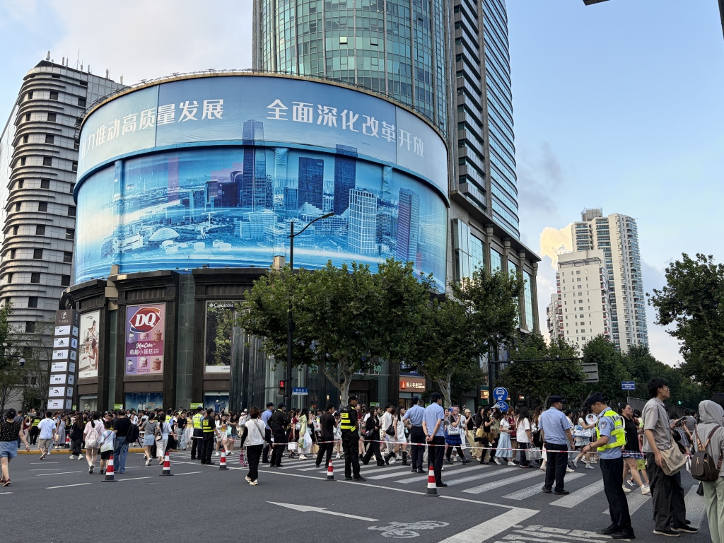 拼房、捞搭子、看直播:时团演唱会场外的另一种“在场”