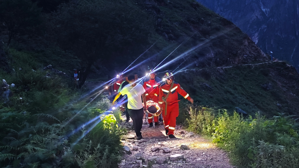 虎跳峡徒步驴友高反无法自行下山,云南迪庆消防夜间展开救援