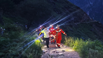 虎跳峡徒步驴友高反无法自行下山，云南迪庆消防夜间展开救援