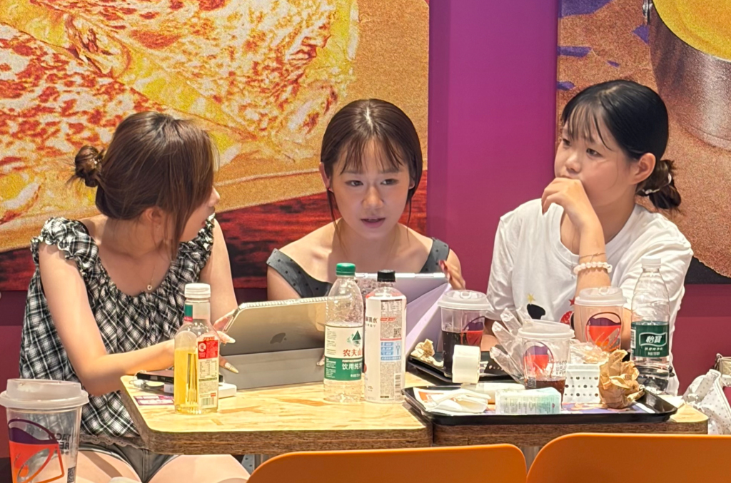拼房、捞搭子、看直播:时团演唱会场外的另一种“在场”