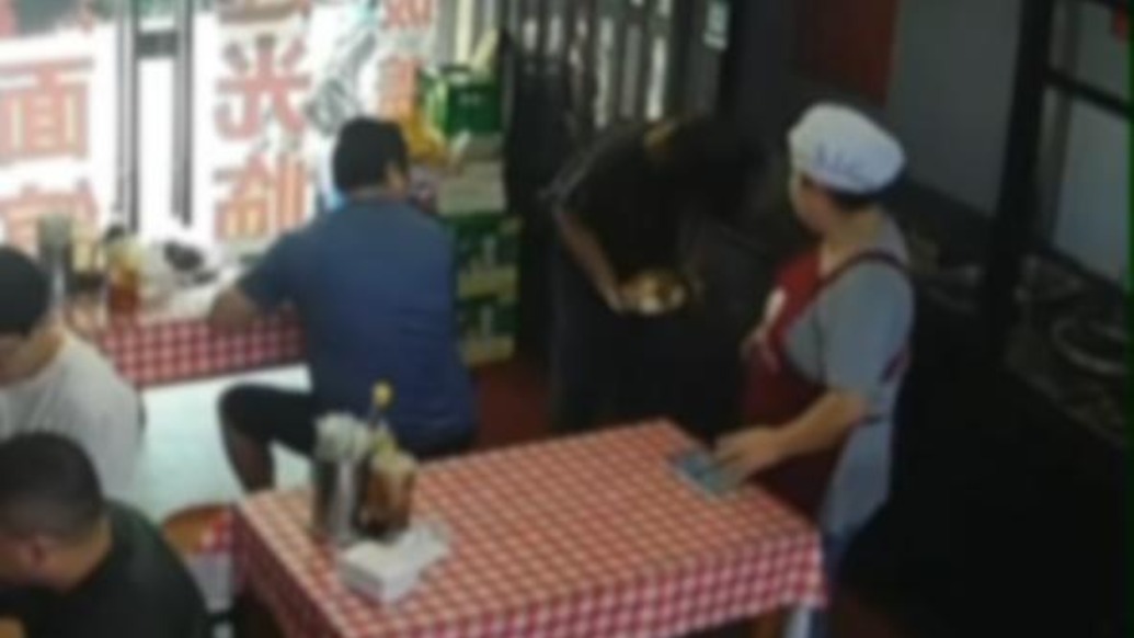 暖侬心｜当聋哑男子比划着“我饿了”，上海这位老板娘直接请客