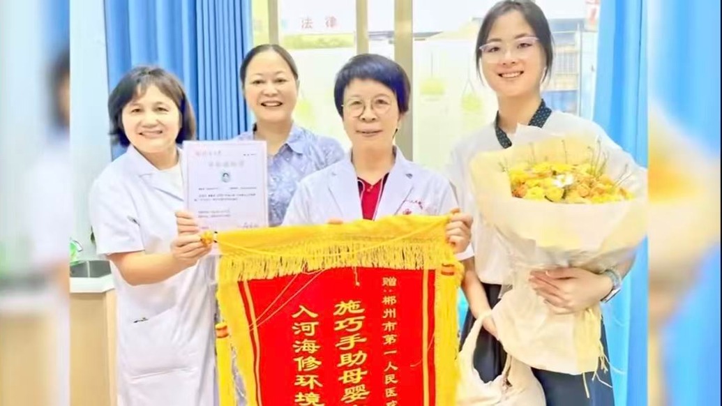 救命之恩十八载念念不忘,早产女孩带录取通知书,回医院感谢当年医生