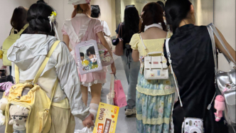 拼房、捞搭子、看直播：时团演唱会场外的另一种“在场”