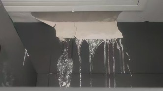 精装房空调故障漏水致家具受损，质保期内业主索赔陷僵局